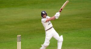 Pope e Crawley lottano nel giorno di apertura del campionato della contea