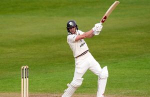 Pope e Crawley lottano nel giorno di apertura del campionato della contea