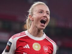 L’Arsenal ha segnato SETTE oltre il Leicester per lanciare un avvertimento per il titolo WSL al Manchester Metropolis