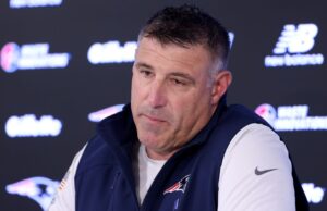 Vrabel dei Patriots si rivolge ai media dopo le foto con il reporter della NFL