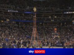 La mascotte dei Nuggets affonda sopra la testa a metà campo… su due scale!