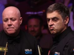 O’Sullivan colpisce il tavolo mentre Higgins reagisce nello scontro nel Crogiolo