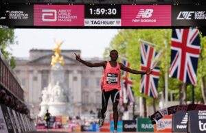 Il recordman Sawe vince la Maratona di Londra in meno di due ore