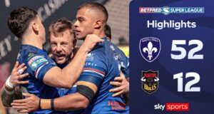 Trinity ha raggiunto i 50 anni quando Wakefield CRUSH Bradford Bulls