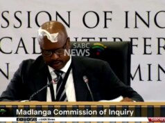 L’ex capo della polizia sudafricano si ritrova con un fazzoletto di carta attaccato sulla fronte mentre suda durante un’indagine sulla corruzione