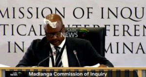 L’ex capo della polizia sudafricano si ritrova con un fazzoletto di carta attaccato sulla fronte mentre suda durante un’indagine sulla corruzione