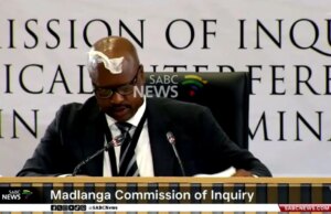 L’ex capo della polizia sudafricano si ritrova con un fazzoletto di carta attaccato sulla fronte mentre suda durante un’indagine sulla corruzione