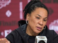 Staley della Carolina del Sud e Auriemma dell’UConn chiacchierano dopo la scaramuccia