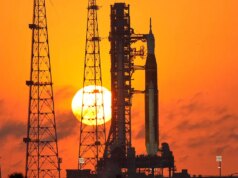 Artemis II lancia gli astronauti attorno alla Luna nella prima missione nello spazio profondo dai tempi dell’Apollo