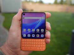 Ho testato un telefono Android in stile BlackBerry con tastiera ed è stranamente pratico nel 2026