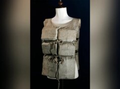 Il giubbotto di salvataggio del sopravvissuto del Titanic viene venduto all’asta per oltre $ 900.000, superando di gran lunga le aspettative di prezzo