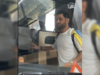 MS Dhoni sale a bordo del CSK Workforce Bus per la partita IPL 2026 contro SRH, caricamento del ritorno di Thala?