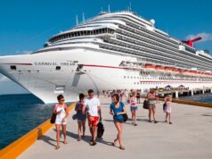 I passeggeri delle crociere discutono tra barbecue e pollo e waffle mentre debutta il nuovo menu gratuito per il pranzo