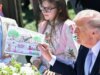 Trump arrostisce Biden per l’uso dell’autopen nell’interazione virale con i bambini all’Easter Egg Roll della Casa Bianca