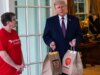 L’ordine di Trump da McDonald’s arriva con una sorpresa in contanti per “DoorDash Grandma” fuori dalla Casa Bianca