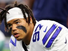 L’ex giocatore dei Cowboys Trysten Hill sembra sorridere dopo l’arresto legato alla presunta aggressione di una donna incinta
