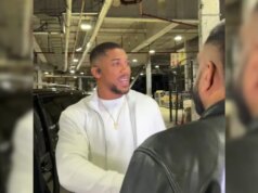 Il pugile Anthony Joshua fa la prima apparizione pubblica dopo l’incidente stradale mortale