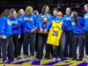 Jimmy Kimmel cube alla squadra di basket femminile dell’UCLA di dare a Trump un falso trofeo del campionato nazionale