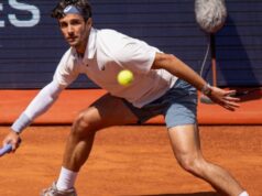 Lorenzo Musetti saluta Corentin Moutet per incontrare Arthur Fils nei quarti di finale del Barcelona Open