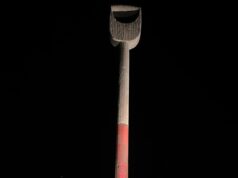 Perché c’è una pala gigante nel deserto fuori Coachella? Tom Cruise ha la risposta