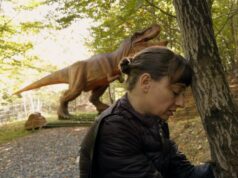 Un’anima buona cerca l’assoluzione nell’irriverente e selvaggiamente cinico “Kontinental ’25”