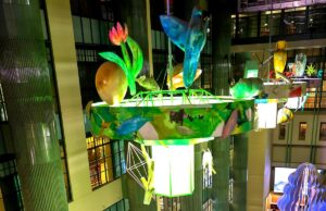 La biblioteca del centro di Los Angeles ne ha 100. Festeggia girovagando tra gli scaffali dopo il tramonto in questo pageant