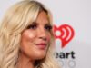 Tori Spelling e quattro dei suoi figli feriti in un incidente stradale