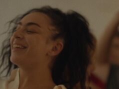 La passione trabocca nella disinvolta ‘Erupcja’, con Charli XCX