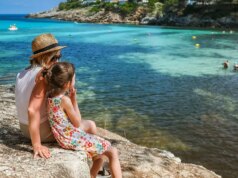 I luoghi più frequentati per le vacanze impongono nuovi limiti agli affitti turistici, alla guida e altro ancora per proteggere gli spazi “straordinari”.