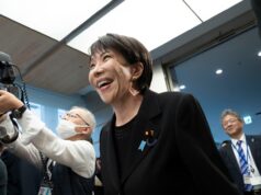 Il primo ministro giapponese Takaichi è entusiasta della visita dei Deep Purple nel suo ufficio