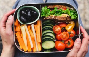 Le diete sane aumentano il rischio di cancro ai polmoni nei non fumatori mentre incombono i pesticidi