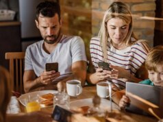 I ristoranti vietano i telefoni ai clienti durante i pasti mentre cresce la tendenza al no-scroll: mettilo through o altro