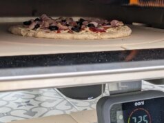 Ho provato la prima pietra per pizza rotante di Ooni. Le mie torte fatte in casa non sono mai state migliori