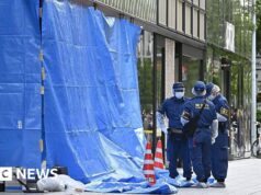 Almeno 19 persone sono state portate in ospedale dopo la segnalazione di un “forte odore” nel centro commerciale di Tokyo