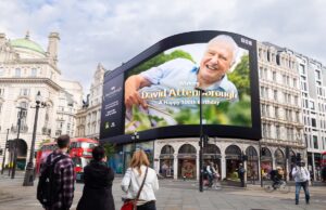 Omaggio di compleanno a Sir David Attenborough esposto su Piccadilly Lights