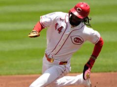 Elly De La Cruz dei Reds lascia il gioco al 5° inning con tensione al tendine del ginocchio destro