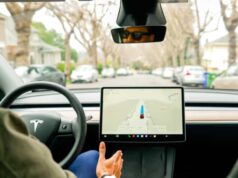 Tesla porta la “guida completamente autonoma” in Cina dopo anni di ritardi mentre i rivali locali dei veicoli elettrici corrono avanti