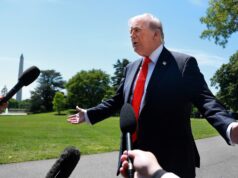 Trump afferma che gli Stati Uniti “libereranno” le navi intrappolate nel Golfo Persico dalla chiusura dello Stretto di Hormuz