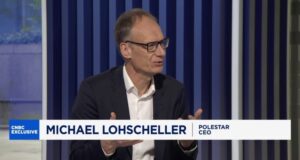 Il CEO di Polestar cube alla CNBC che “l’ansia da pompa” ha reso i veicoli elettrici “una questione di soldi”
