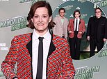 Sigourney Weaver stupisce mentre si unisce al co-protagonista Pedro Pascal e al regista Jon Favreau al fan occasion di Star Wars: The Mandalorian e Grogu