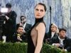 Braless Cara Delevingne, Charli XCX e Claire Foy stupiscono con glamour abiti neri mentre guidano le star britanniche al Met Gala 2026