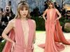 Suki Waterhouse si sfoga senza reggiseno mentre esce con uno scollato abito rosa per il Met Gala tempestato di stelle