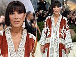 La giovane Kris Jenner, 70 anni, dimostra che il lifting da 100.000 dollari non sta scemando mentre stupisce sul tappeto rosso del Met Gala 2026