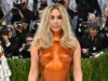 Viene rivelata l’ispirazione di Kim Kardashian per un look scolpito al Met Gala con un retroscena controverso