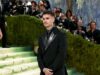 Romeo Beckham fa il suo debutto al Met Gala mentre il fratello separato Brooklyn devia l’evento per evitare una riunione imbarazzante