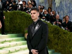 Romeo Beckham fa il suo debutto al Met Gala mentre il fratello separato Brooklyn devia l’evento per evitare una riunione imbarazzante