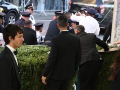 L’intruso del Met Gala viene fermato dalla polizia e dalla sicurezza mentre cerca di salire i gradini mentre le celebrità Kim Kardashian e Beyoncé calcano il tappeto rosso