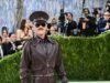 Luke Evans manda i fan SELVAGGI mentre sfoggia la pelle dalla testa ai piedi sul tappeto rosso del Met Gala