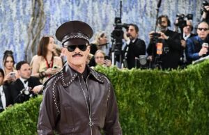 Luke Evans manda i fan SELVAGGI mentre sfoggia la pelle dalla testa ai piedi sul tappeto rosso del Met Gala