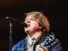 Lewis Capaldi lancia una confutazione carica di imprecazioni mentre un troll critica la sua musica “deprimente” e “ripetitiva”